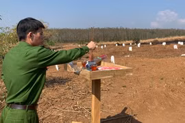 Tảo mộ phạm nhân dịp Tết ở Trại giam Gia Trung