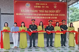 Công ty 74 bàn giao nhà đại đoàn kết cho bà Rơ Mah Pen