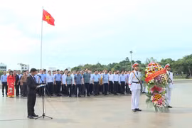 Đoàn công tác Học viện Quốc phòng dâng hương, dâng hoa Chủ tịch Hồ Chí Minh tại Quảng trường Đại Đoàn Kết