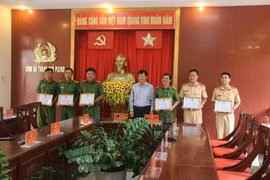 Khen thưởng tập thể và cá nhân trong vụ bắt nghi phạm giết người ở Bình Dương trốn đến Gia Lai