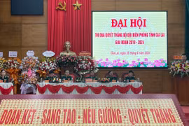 Tặng bằng khen cho 12 tập thể và cá nhân trong phong trào thi đua quyết thắng