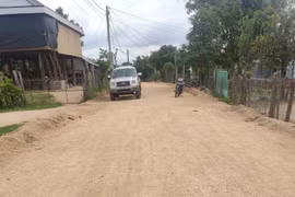 Hơn 900 triệu đồng sửa chữa đường giao thông ở thị trấn Phú Thiện