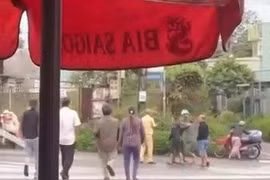 Xôn xao clip cán bộ trật tự đô thị phường Thắng Lợi vật 1 phụ nữ ngã xuống đường