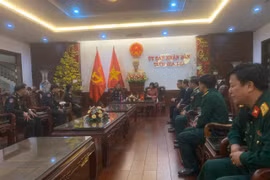 Đoàn đại biểu Bộ Tư lệnh Quân khu 4 (Quân đội Hoàng gia Campuchia) thăm, chúc Tết