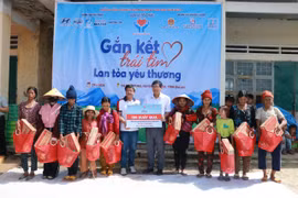 Tặng 300 suất quà cho người dân có hoàn cảnh khó khăn ở Đak Đoa