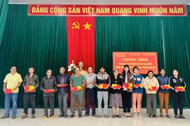 Phường Đống Đa tặng 130 cờ Tổ quốc cho người dân làng Kép