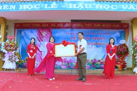 Phó Chủ tịch UBND huyện Ksor Việt trao Bằng công nhận đạt chuẩn quốc gia mức độ 1 cho nhà trường. Ảnh: Hồng Thương 