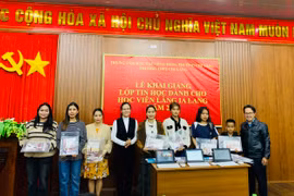 Khai giảng lớp tin học miễn phí cho người dân làng Ia Lang