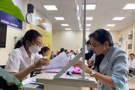 Người dân huyện Chư Pah làm các thủ tục về đất đai tại Bưu điện huyện. Ảnh: Nhật Hào 