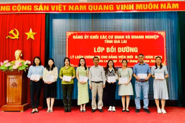 Bế giảng lớp bồi dưỡng lý luận chính trị cho đảng viên mới