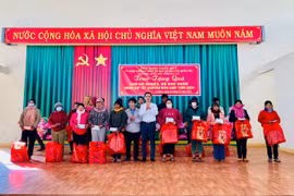 Đại biểu Quốc hội tỉnh thăm và tặng quà cho hộ nghèo xã Ia Kênh