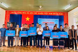 Sở Xây dựng trao quà hỗ trợ hộ nghèo, hộ khó khăn tại làng Wâu 