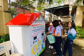 Hưởng ứng sử dụng nước sạch và vệ sinh môi trường trong giáo viên, học sinh