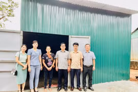 Sở Tài nguyên-Môi trường Gia Lai trao nhà kết nghĩa và bò giống cho hộ nghèo làng Tung