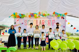 Trao 97 suất học bổng cho học sinh vượt khó học giỏi 