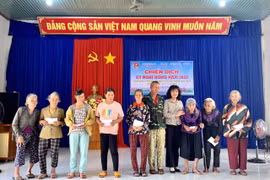 Tặng quà và khám, phát thuốc miễn phí cho người có công ở xã Ia Phìn