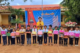Tặng quà cho học sinh có hoàn cảnh khó khăn xã Kon Gang