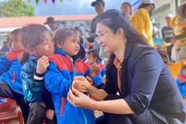 Gia Lai: Tặng 1.285 áo ấm cho trẻ mầm non ở Kông Chro