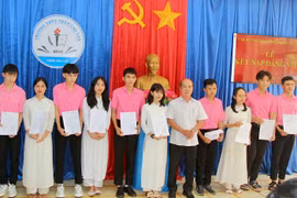 Chi bộ Trường THPT Trần Cao Vân kết nạp Đảng cho 11 học sinh ưu tú