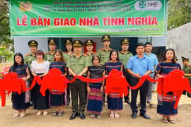 Bàn giao nhà tình nghĩa cho gia đình có công với cách mạng tại huyện Đak Pơ