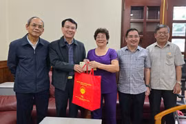 Bí thư Thành ủy Pleiku Trịnh Duy Thuân thăm, tặng quà 8 gia đình chính sách, người có công tiêu biểu