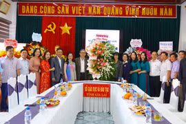 Phó Chủ tịch UBND tỉnh Nguyễn Thị Thanh Lịch thăm, chúc mừng Sở GD-ĐT nhân Ngày Nhà giáo Việt Nam