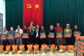 Tặng 400 suất quà cho người nghèo và học sinh khó khăn huyện Ia Pa