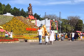 Gia Lai rộn ràng ngày mùng 2 Tết