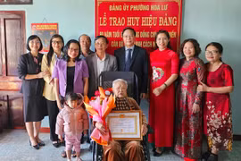 Chủ tịch UBND tỉnh Trương Hải Long trao huy hiệu 80 năm tuổi Đảng cho đảng viên Lê Thị Hiến