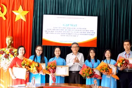 Tuyên dương giáo viên, học sinh tham dự cuộc thi khoa học kỹ thuật và ý tưởng khởi nghiệp cấp quốc gia