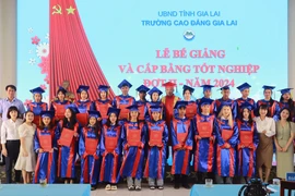 Trường Cao đẳng Gia Lai trao bằng tốt nghiệp cho 190 học sinh, sinh viên