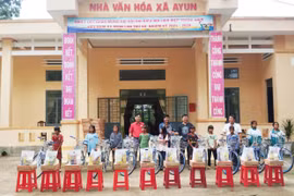 Tặng trên 300 suất quà cho người nghèo và học sinh khó khăn tại Chư Sê