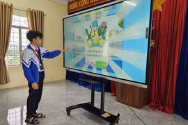 Pleiku: Tiếp nhận tài trợ 2 màn hình tương tác Smart Educational AIO machine phục vụ giảng dạy
