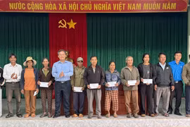 Cao su Chư Păh tặng 83 suất quà cho các gia đình chính sách dịp 27-7