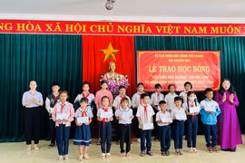 Pleiku: Trao học bổng “Tiếp bước đến trường” cho 78 học sinh khó khăn