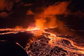 Núi lửa ở Iceland lại phun trào, đỏ rực bầu trời ở bán đảo Reykjanes