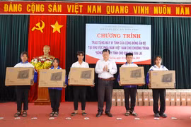 40 học sinh Gia Lai được trao tặng máy vi tính từ Cộng đồng Ấn Độ