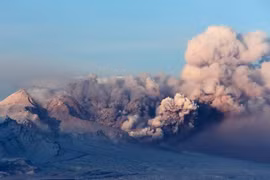 Núi lửa phun trào sau động đất 7 độ richter tại Nga