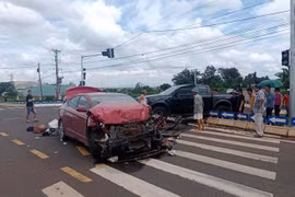 Gia Lai: Va chạm trên quốc lộ 25, xe ô tô con và xe ô tô bán tải hư hỏng nặng