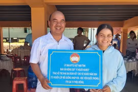 Trao 100 suất quà cho học sinh và 6 con bò cho hộ nghèo xã Yang Bắc