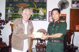 Bộ Chỉ huy Quân sự tỉnh Gia Lai thăm, tặng quà nguyên lãnh đạo Bộ Tư lệnh Quân khu 5 và thương binh, thân nhân liệt sĩ