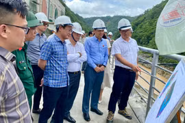 Đoàn công tác do đồng chí Tạ Đình Thi-Phó Chủ nhiệm Ủy ban Khoa học, Công nghệ và Môi trường (thứ 2 từ phải qua) làm Trưởng đoàn khảo sát thực tế tại dự án Nhà máy thủy điện Ialy mở rộng. Ảnh H.D