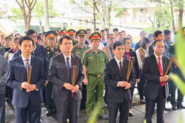 Lãnh đạo, nhân dân Pleiku dâng hoa, dâng hương viếng liệt sĩ 