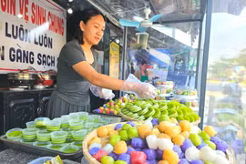 Bánh bò ngũ sắc “nhà có 5 con” hút khách ở Phố núi Pleiku