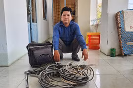 Thợ điện đi cắt trộm dây điện