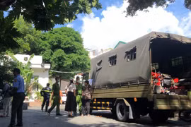 Leo mái tôn sửa máy điều hòa, người đàn ông không may bị điện giật tử vong