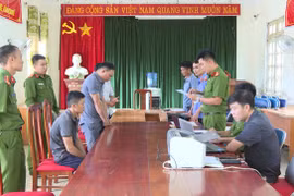 Bắt 2 cán bộ biển thủ tiền điện của hộ nghèo ở Điện Biên