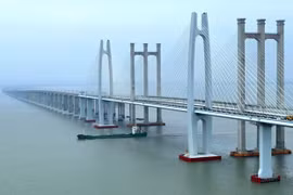 Trung Quốc đưa tuyến đường sắt cao tốc vượt biển đầu tiên vào hoạt động