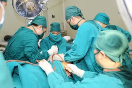 Cứu sống người đàn ông bị thanh sắt 40 cm đâm xuyên mông