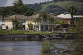 Ngôi sao bóng đá Neymar đối mặt khoản phạt 1 triệu USD